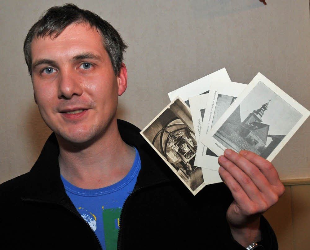 Andreas Leißner gab gegen eine Spende für die sanierungsbedürftige Dorfkirche Sankt Jacobi historische Postkarten ab.