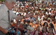 Gotthilf Fischer dirigiert am Samstag (22. Juli) in Ulm einen aus über 600 Zwillingspaaren bestehenden Chor. (Foto: dpa)