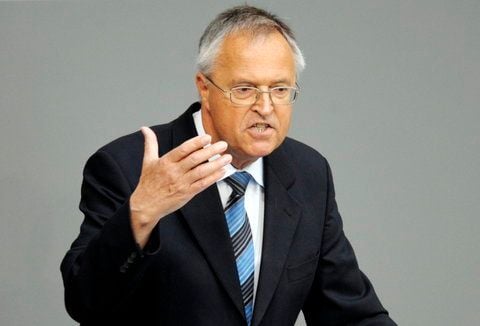 Der ehemalige Bundesfinanzminister Hans Eichel (SPD) gestikuliert 2009 im Bundestag in Berlin. (FOTO: ARCHIV/DAPD)