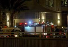 Fahrzeuge von Feuerwehr und Notärzten parken vor dem Grand Hyatt Hotel in der jordanischen Hauptstadt Amman, wo es am Mittwochabend (9. November 2005) einen Bombenanschlag gegeben hat. (Foto: dpa)