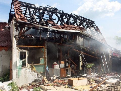 Das durch die Explosion zerstörte Einfamilienhaus im Stendaler Ortsteil Staffelde liegt in Trümmern. (FOTO: DPA)