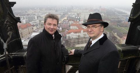 Lutz Trümper (SPD,l-r), Oberbürgermeister Magdeburgs und Reiner Haseloff (CDU), Ministerpräsident Sachsen-Anhalts halten von der Aussichtsgalerie des Dom «Sankt Mauritius und Sankt Katharina» in Magdeburg (Sachsen-Anhalt) Ausschau. (FOTO: DPA)