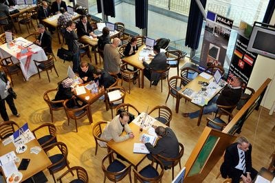 Auf die Plätze, fertig, los: Beim Job-Speed-Dating machen nur Bewerber das Rennen, die in kurzer Zeit überzeugen können. (FOTO: DPA)
