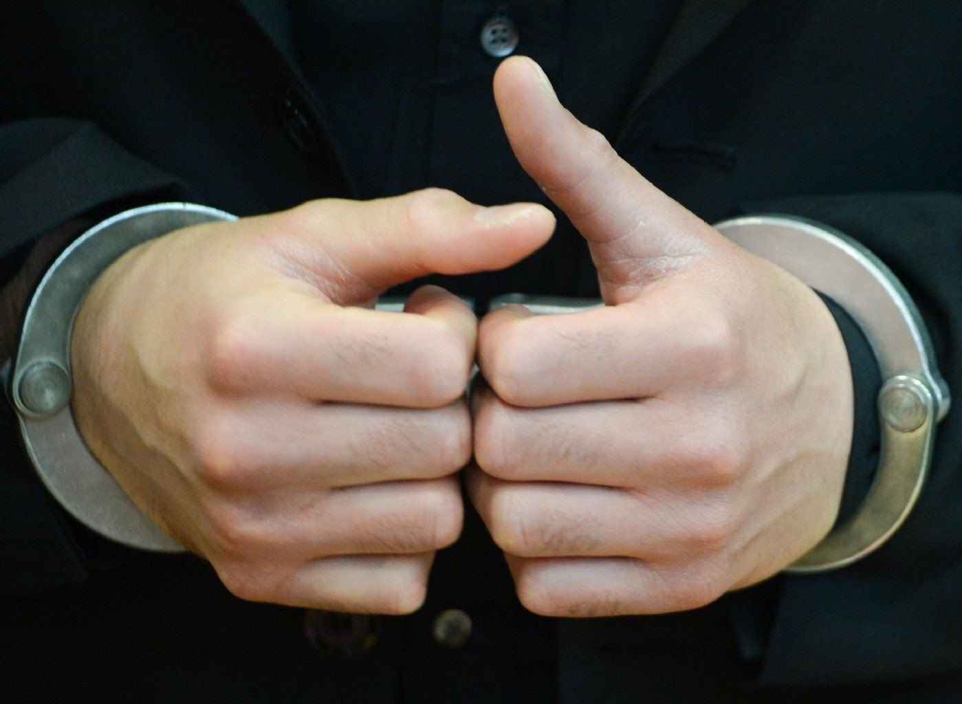 Ein Mann in Handschellen