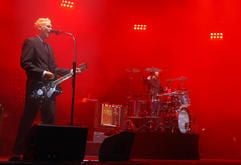 Jan Vetter alias Farin Urlaub (l.), Sänger und Gitarrist der Gruppe «Die Ärzte», und Schlagzeuger Dirk Felsenheimer alias Bela B. treten auf der Centerstage bei «Rock am Ring» auf. (Foto: dpa)