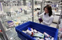 Die Logistikmitarbeiterin Sarah Linsel kommissioniert in der Versand-Apotheke "Zur Rose" in Halle (Saale) Arzneimittel. Neun Prozent aller erwachsenen Deutschen kaufen inzwischen bei Online-Apotheken ein, wie die Forschungsgruppe Wahlen ermittelt hat. (Foto: dpa)