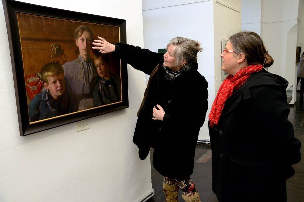 Franziska Schilka-Oehme (links) hat die Ausstellung „Wald und Märchen“ im Museum Schloss Moritzburg Zeitz besucht. Gemeinsam mit der museumspädagogischen Mitarbeiterin Ulrike Trummer schaute sie sich in der gelungenen Schau um.