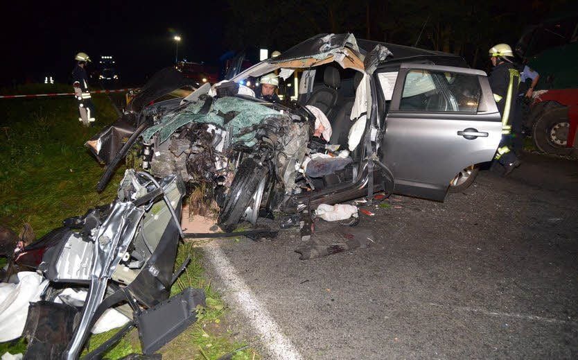 Der Unfallwagen ist komplett zerstört.