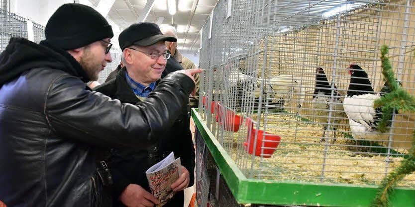 Jan (links) und Frank Panniger beim Ausstellungsbesuch