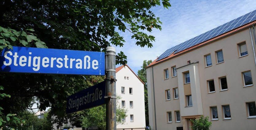 Sonnenkollektoren auf dem Dach liefern Strom.