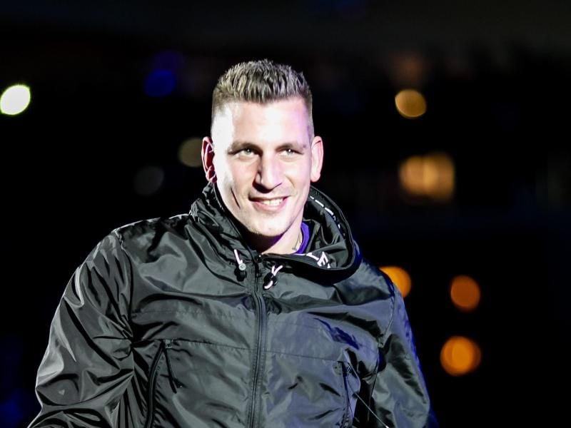 Der Rapper Gzuz von der Hamburger Hip-Hop-Gruppe 187 Strassenbande schaut in die Ferne. Foto: Frank Molter/dpa