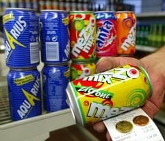 Das Dosenpfand in Höhe von 25 Cent je Dose bekommt man ab Donnerstag zurück (Foto: dpa)