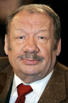 Der deutsche Schauspieler Wolfgang Völz. Seine Stimme kennt jeder. Als Käpt'n Blaubär erzählt Völz jede Woche Seemannsgarn in der «Sendung mit der Maus». Für die etwas älteren Fernsehzuschauer ist er der schlitzohrige Butler Johann aus der kultigen TV-Serie «Graf Yoster gibt sich die Ehre» oder Besatzungsmitglied der «Raumpatrouille Orion». Völz feiert am 16. August 2005 seinen 75. Geburtstag. (Foto: dpa)