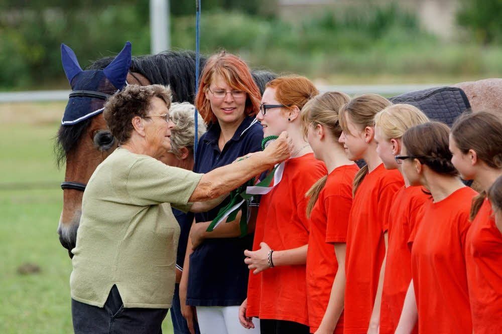 Vereinschefin Erika Michaelis (l.) freut sich auf die Voltigiergruppe.