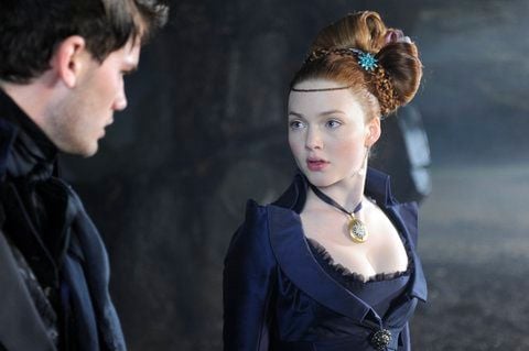 Die Schauspieler Holliday Grainger als Estella und Jeremy Irvine als Pip in einer Szene des Kinofilms «Große Erwartungen». (FOTO: DPA)