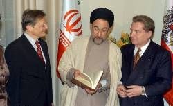 Matthias Kleinert (r) überreicht dem iranischen Staatspräsidenten Mohammed Chatami (M) das erste Buch, links Wolfgang Schüssel.