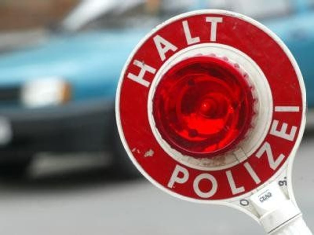 Als ein Fahrzeug am Freitag (13.01.2023) in Walbeck im Landkreis Börde ohne Licht fuhr, wollten Polizisten das Auto stoppen.