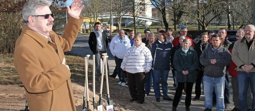 Lutz Fritsche (links) und künftige Bewohner der Anlage.