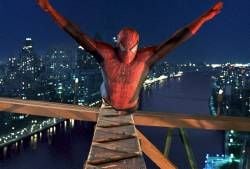 Der Spider-Man (Tobey Maguire) springt im neuen, gleichnamigen Kinofilm mit ausgebreiteten Armen von einer Brücke (Szenenfoto). Hinter dem Spinnenmann verbirgt sich Peter Parker. Früher hatte er wie ein ganz normaler Bürger im New Yorker Stadtteil Queens gelebt, bis er von einer mutierten Spinne gebissen wurde. Daraufhin vollziehen sich bei Peter nicht nur körperliche Veränderungen, er entwickelt auch geheimnisvolle Fähigkeiten. Diese nutzt er unter anderem, um seine heimliche Liebe Mary Jane zu erobern. Als er sich für das Wohl seiner Heimatstadt New York engagiert, ruft er dadurch den bösen Green Goblin auf den Plan. Starttermin des Action-Thrillers von Sam Raimi: 06.06.2002.