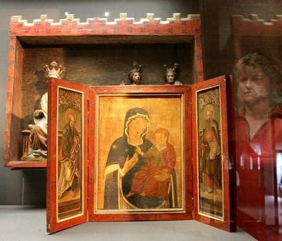 Ein wertvoller Marienaltar aus dem 16. Jahrhundert wird aus dem Schatz des Dom «Sankt Stephanus und Sankt Sixtus» in Halberstadt präsentiert. Das etwa 60 Zentimeter breite Kunstwerk wird nur bis Sonntag im Rahmen einer Sonderausstellung der Öffentlichkeit gezeigt. (FOTO: DPA)