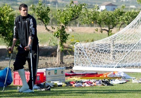 Der verletzte Michael Ballack beobachtet im Mai auf Krücken gestützt seine Mannschaftskollegen beim Training in Italien. (FOTO: DDP)