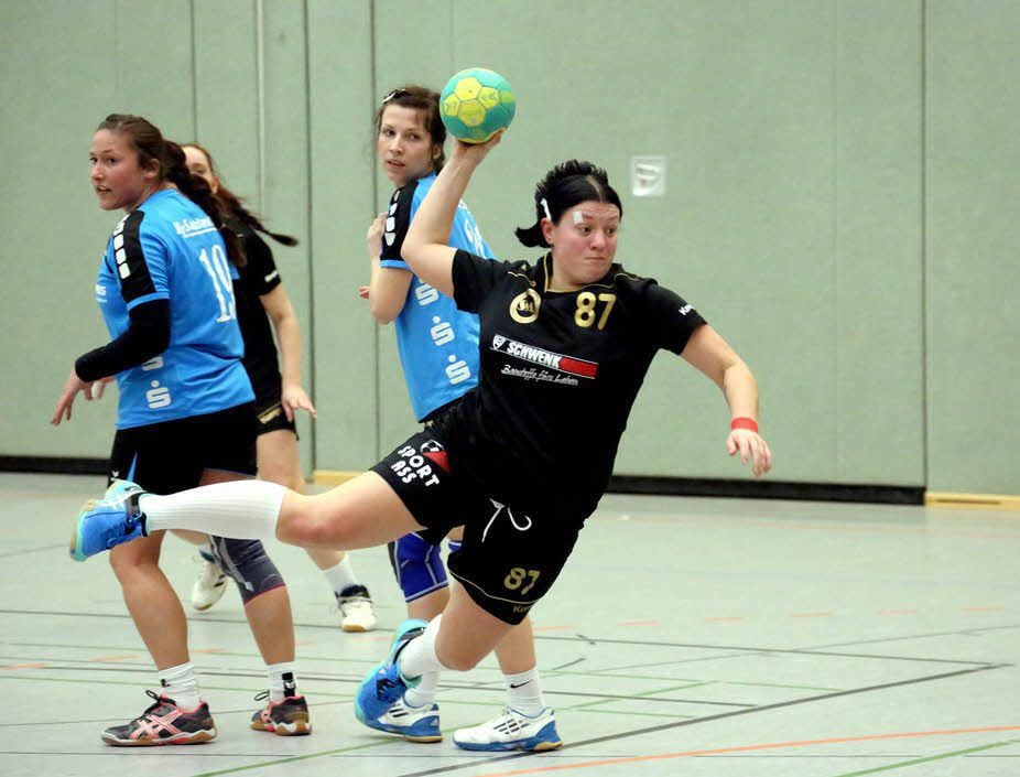 Die Deckung des HC Salzland (blau) kann nur zusehen, wie Alexandra Pajung frei zum Wurf kommt.