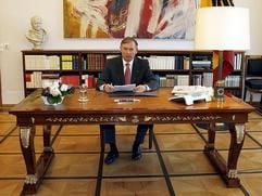 Bundespräsident Horst Köhler in seinem Amtszimmer im Schloss Bellevue in Berlin (Archivfoto vom 14.02.2006). (Foto: dpa)