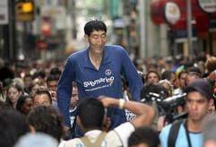 Der größte Mann der Welt, der Chinese Bao Xishun, hat eine 68 Zentimeter kleinere Frau geheiratet. (Foto: dpa)