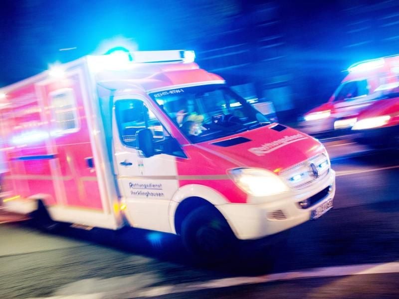 Ein Rettungswagen der Feuerwehr fährt mit Blaulicht durch eine Straße. Foto: Marcel Kusch/Archiv