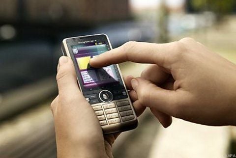 Alle Jahre wieder zwingen Millionen von Grußtelefonaten und -kurznachrichten in der Neujahrsnacht die Handynetze in die Knie. (FOTO: DPA)