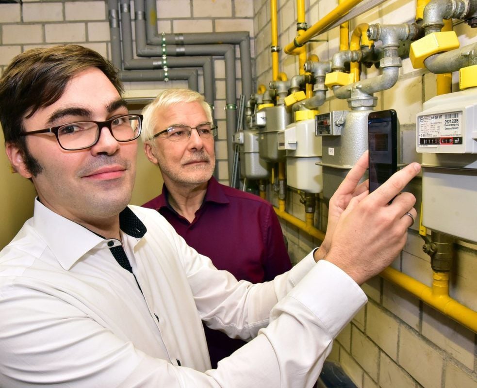Benedikt und Hans-Theo Nöthen präsentieren ihre „Ablese-App“ im Technikkeller eines Hauses.
