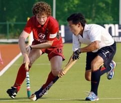 In der Begegnung Deutschland - England kämpfen der Deutsche Sebastian Biederlack (l) und der Engländer Jerome Goudie um den Ball. (Foto: dpa)