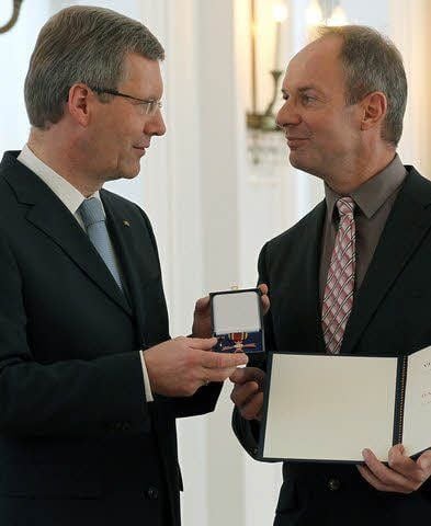 Bundespräsident Christian Wulff (l.) verlieh 2010 den Verdienstorden an Stefan Trobisch-Lütge.