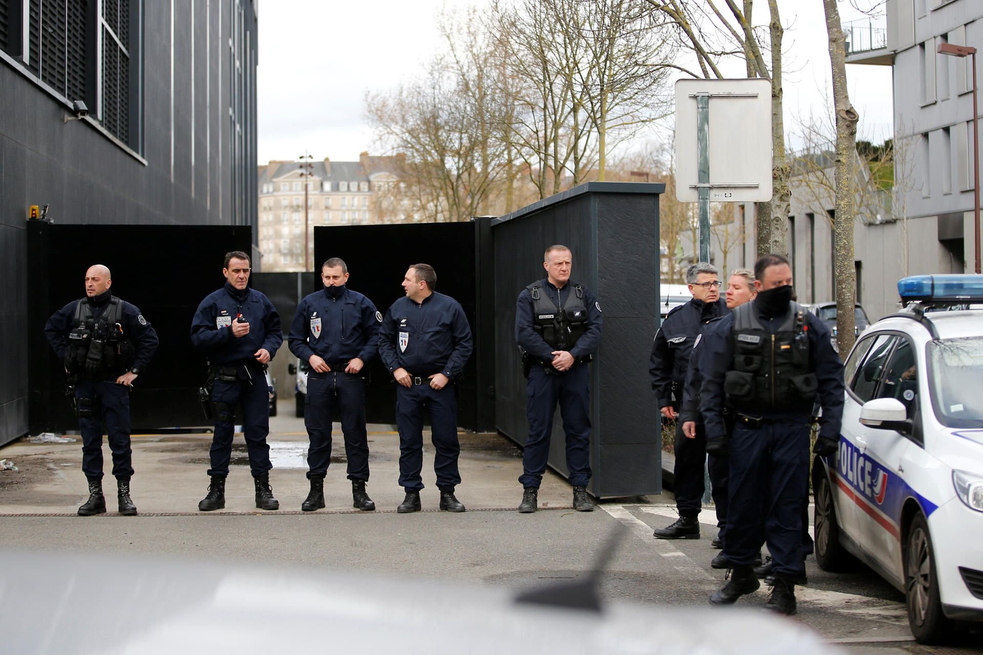 Polizisten warten in Nantes (Frankreich) vor dem Gericht.