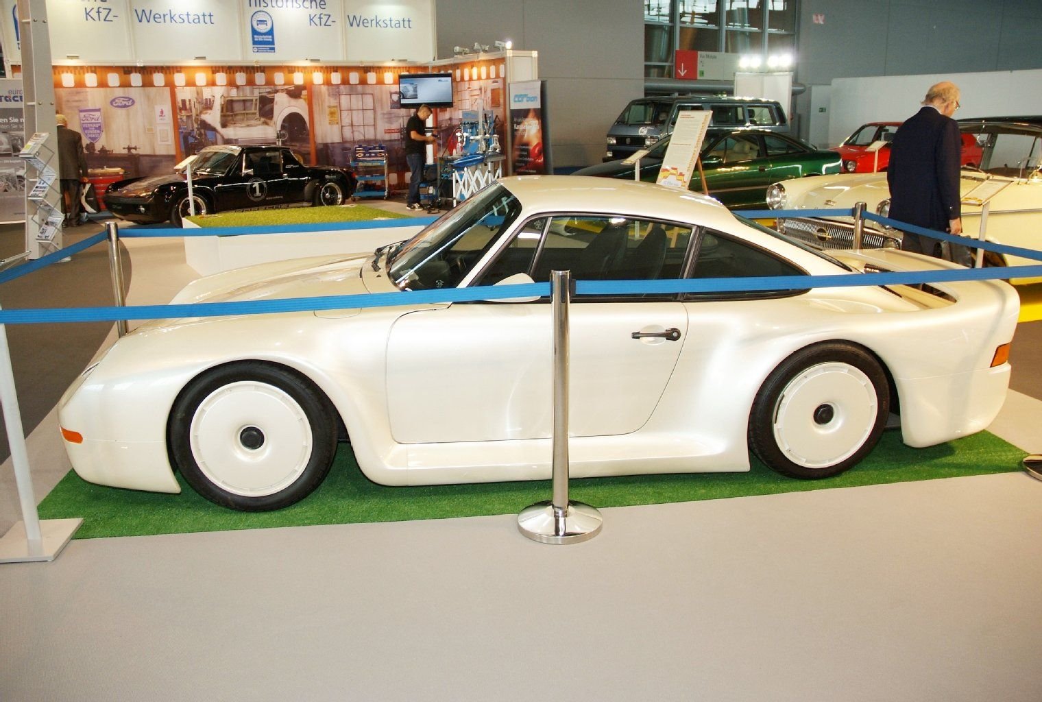 Hätte er kein Dach, könnte der Vorläufer des Porsche 959 bequem unter dem Absperrband durchfahren, so flach ist er.