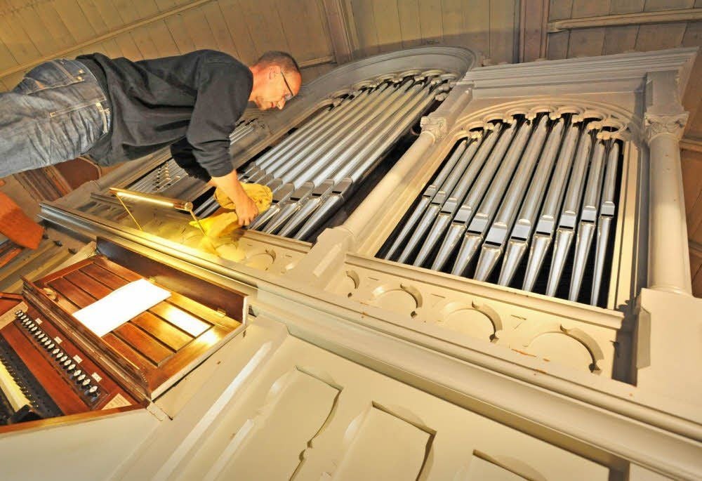 Orgelbaumeister Andreas Lindner setzt die letzten Pfeifen in die sanierte Stumsdorfer Orgel ein.