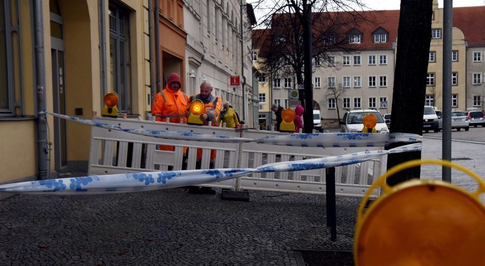 Am Altmarkt wurde der Fußweg gesperrt. Dachziegel fielen herab.