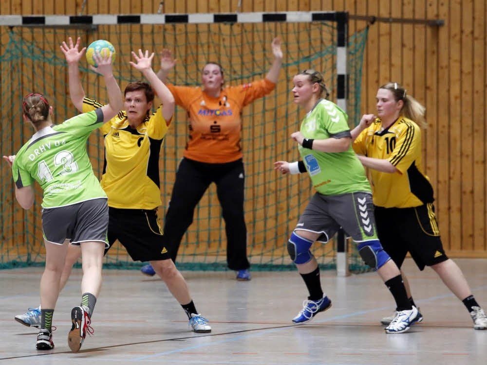 Anne Heinicke (beim Wurf) spielt mit der Reserve des Dessau-Roßlauer HV in der Anhaltliga.