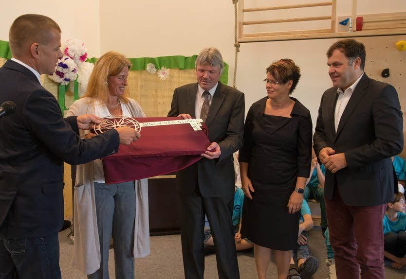 Architekten übergeben Schlüssel an Landrat, Schulleiterin und Minister.