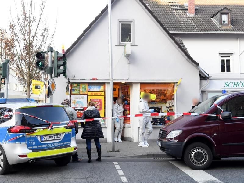 Polizeibeamte sichern nach dem Raubüberfall in Wiesbaden den Tatort ab (Archivbild). Foto: Arne Dedert