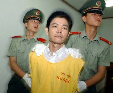 Der Tatverdächtige im Bild wurde wegen eines Heroindelikts hingerichtet. Als sicher gilt, dass die Volksrepublik China auch 2010 wieder mehr Menschen hinrichten ließ als der gesamte Rest der Welt zusammen. Nach Schätzungen von anderen Menschenrechtlern dürfte die Zahl der Exekutionen bei etwa 5000 gelegen haben. Einige gehen sogar von bis zu 10 000 aus. (FOTO: DPA)