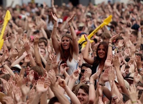 Fans drängen sich beim einem Festival vor der Hauptbühne. (FOTO: ARCHIV/DPA)