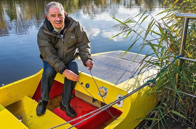 Jürgen Umlauf zeigt die Zerstörungen auf dem Solarboot. Die neue Solarzelle war im vorderen Teil des Bootes auf einer alten Zelle montiert.