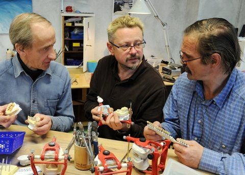 In der Manufaktur für Sozialen und Ganzheitlichen Zahnersatz erklärt Zahntechniker Uwe Hempel (M.) den Arbeitslosen Detlef Manteufel (l.) und Jörg Wipper die Funktionsweise von bereits eingesetzten Zahnersatz (FOTO: DPA)