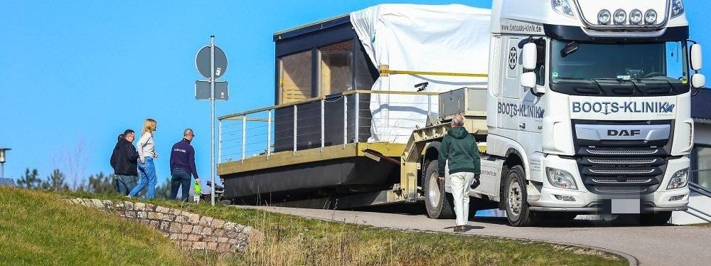 Der Schwertransport der neue Tourismusattraktion in die Marina Mücheln war Schwerstarbeit.