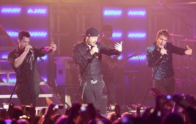 Vor einem imposanten Bühnenbild zeigten Donnie Wahlberg (39), Danny Wood (39), Joey Mc Intyre (36), Jonathan Knight (40) und Jordan Knight (38) gut dosierte laszive Gesten und Sprüche. (FOTO: DPA)