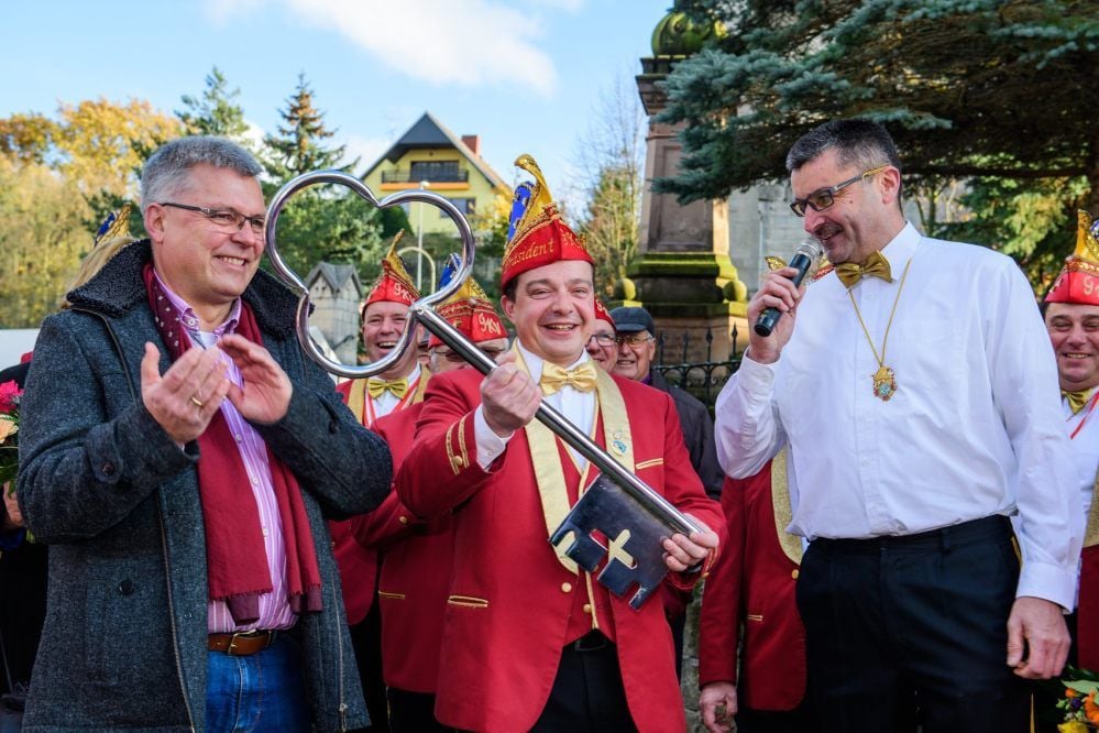 GKV-Präsident Daniel Böttger freut sich über den überdimensionalen Rathausschlüssel, übergeben von Ortsbürgermeister Jürgen Spielberg (r.). Die Stadtkasse soll er sich hingegen bei OB Bernward Küper in Naumburg holen. Die Karnevalisten haben sich deshalb für heute im Rathaus angemeldet.