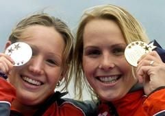 Die Rostockerin Britta Kamrau (r) und Stefanie Biller aus Nördlingen freuen sich am Mittwoch (12.05.2004) über ihre Medaillen, die sie bei den Schwimm-Europameisterschaften am San-Juan-Stausee von Madrid im 5 km Langstreckenschwimmen der Frauen gewonnen haben. Europameisterin wurde Kamrau, Silber ging an Biller. (Foto: dpa)