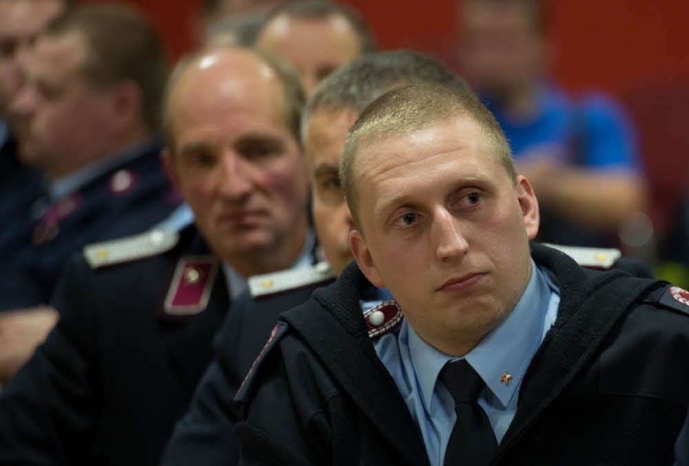 Aufmerksam verfolgen die Mitglieder der Falkensteiner Feuerwehr Berichte und Grußworte.