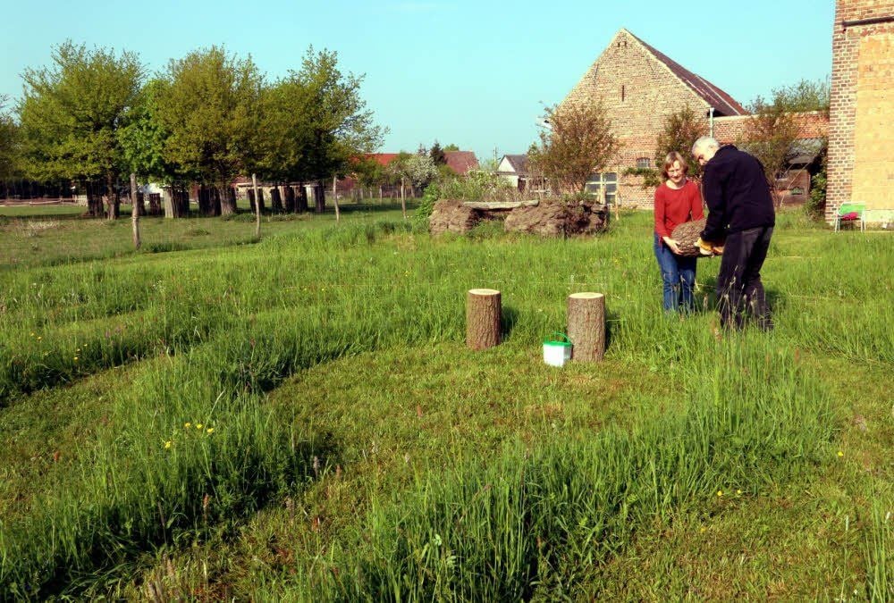 Sitzgelegenheiten für Labyrinth-Besucher in Labrun tragen Eva-Maria und Otto-Bernhard Glüer ins „Ziel“.